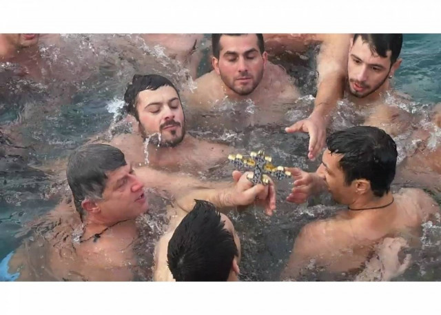 Σύρος: Έριξαν το σταυρό και ...δεν τον έβρισκαν (Pics+video)