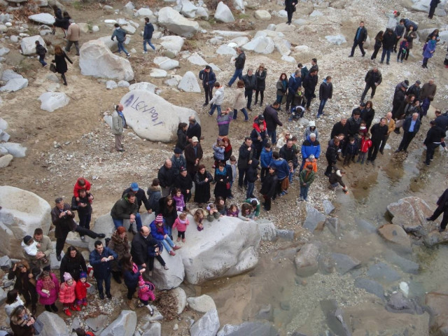 Βίντεο: Έδωσαν «μάχη» για τον Σταυρό στην Ξάνθη