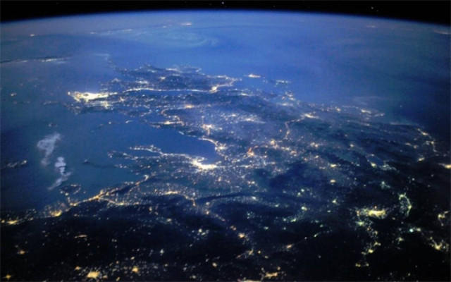 Τι θα γίνει όταν στύψεις μια βρεγμένη πετσέτα στο διάστημα; (βίντεο)