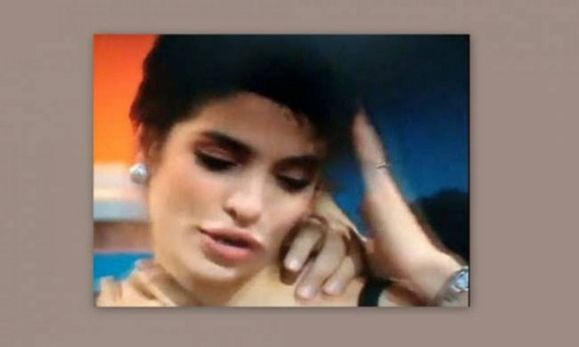 Ναι, καλά βλέπετε, είναι η Ελένη Μενεγάκη, αγνώριστη!