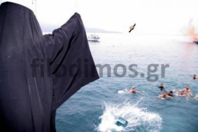 Απίστευτο: Έπεσε με το ποδήλατό του για να πιάσει τον σταυρό!