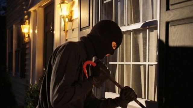 Σύρος: Τον φιλοξενούσε σπίτι του κι αυτός τον έκλεψε!