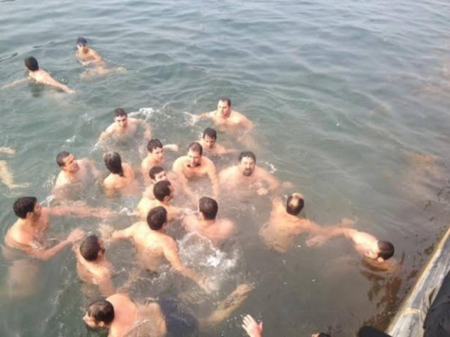 Η κατάδυση του Σταυρού στην παραλία της Θεσσαλονίκης (vid)