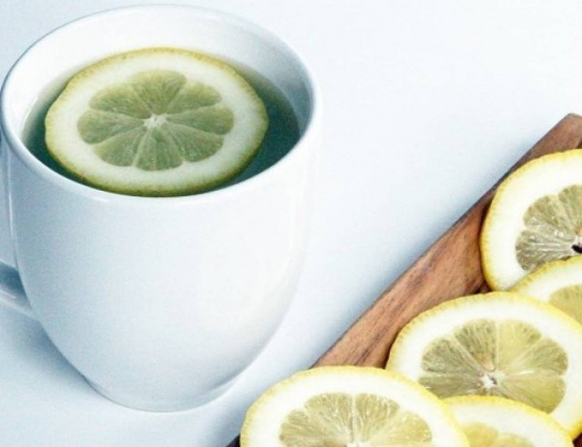 Γιατί είναι καλό να πίνουμε ζεστό νερό με λεμόνι το πρωί;