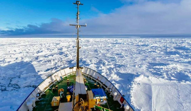 Το «Shokalskiy» απομακρύνεται χωρίς βοήθεια από τους πάγους