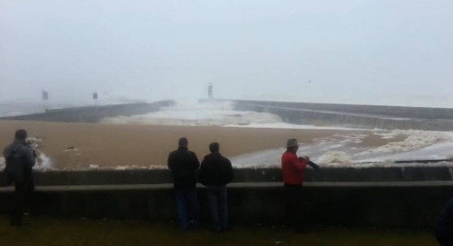 Απίστευτο κύμα στο Πόρτο σάρωσε τα πάντα στο πέρασμά του! (βίντεο)