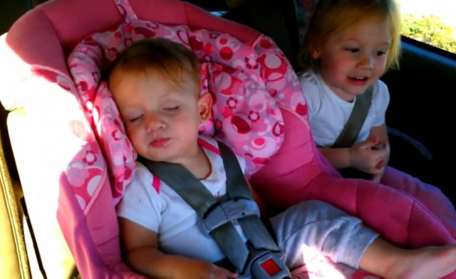 Ένα μωρό κοιμάται ήσυχα όταν ξαφνικά... (βίντεο)