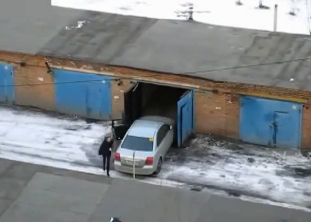 Όταν μια γυναίκα οδηγός προσπαθεί να μπει σε γκαράζ... (βίντεο)