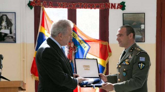 Το δώρο που συγκίνησε τον Αβραμόπουλο (pic+video)