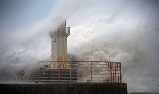 Τεράστια κύματα «κατάπιαν» τρεις ανθρώπους στην Γαλικία