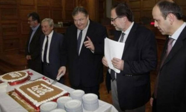 Κοπή της βασιλόπιτας της ΚΟ του ΠΑΣΟΚ με απουσίες...