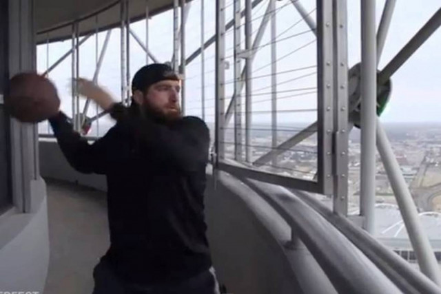 Βίντεο: Βάζουν... απίστευτο καλάθι από τον ουρανό!