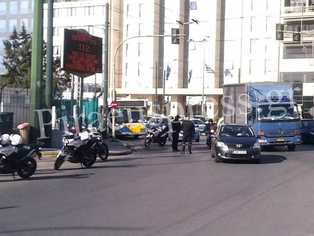 Πειραιάς-Μηχανή της ομάδας ΔΙ.ΑΣ. σφηνώθηκε σε λεωφορείο (pics+vid)