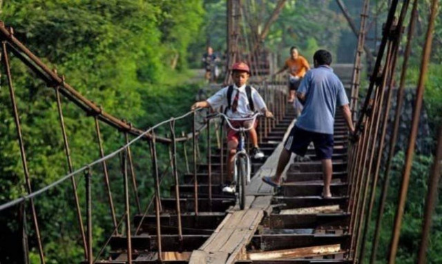 Διακινδυνεύουν τις ζωές τους για να πάνε σχολείο (φωτογραφίες)