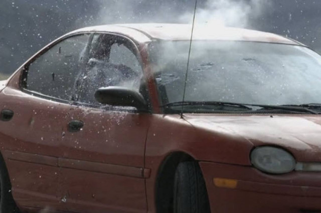 Minigun εναντίον αυτοκινήτου (βίντεο)