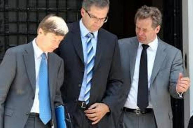 Η Κομισιόν υπεραμύνεται του ρόλου της Τρόικας