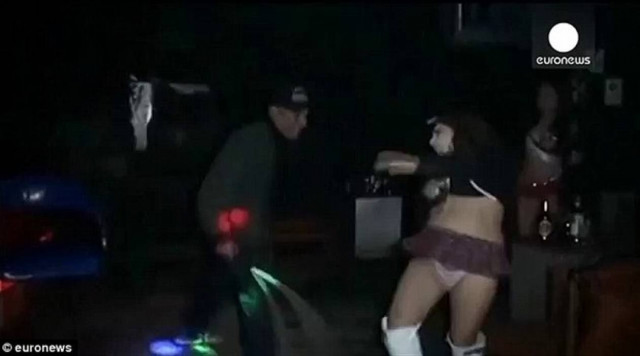 Βίντεο-ΣΟΚ: «Εκδικητές» μαστιγώνουν πόρνες