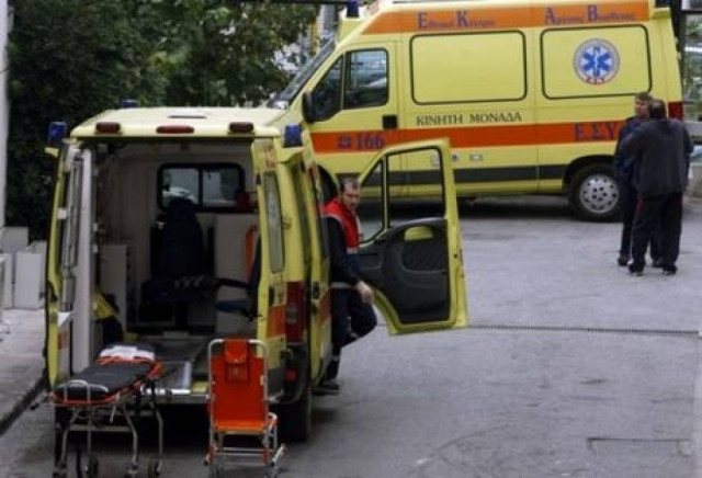 Απίστευτο: Άνοιξαν οι πόρτες του ασθενοφόρου εν κινήσει