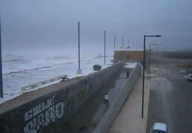 Δεν κατάλαβε ότι έρχεται μεγάλο κύμα και… (Βίντεο)