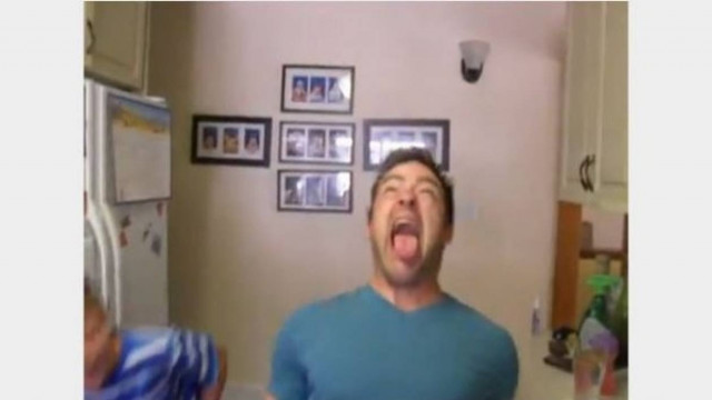 Το ξεκαρδιστικό βίντεο ενός μπαμπά που τα «σπάει» στο Youtube!