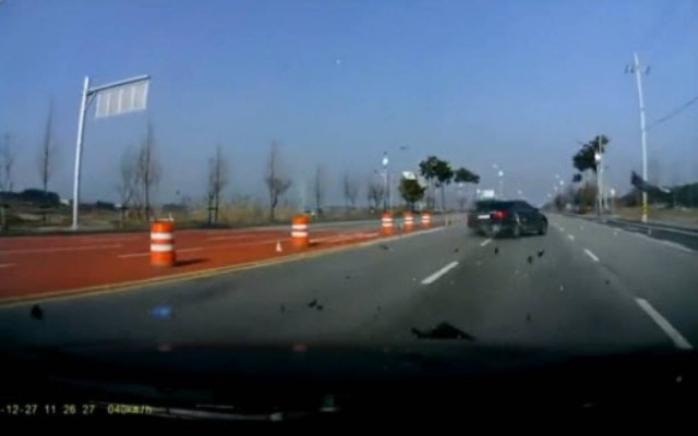 Αυτά παθαίνει κάποιος όταν οδηγεί και δεν προσέχει... (βίντεο)