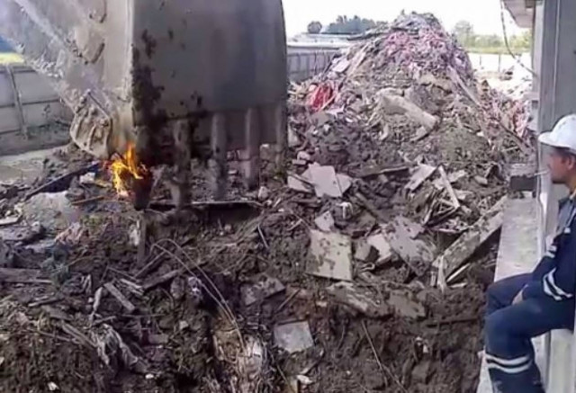 Έτσι μπορείς να ανάψεις το τσιγάρο με…εκσκαφέα (Βίντεο)