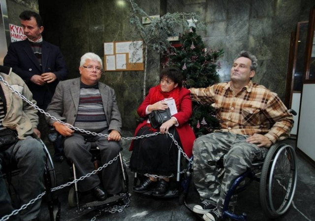 Αλυσοδέθηκαν έξω από το υπουργείο Εργασίας