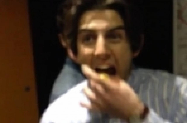 Βίντεο: ΑΗΔΙΑ - Έβαλε στοίχημα 12 ευρώ και έφαγε...