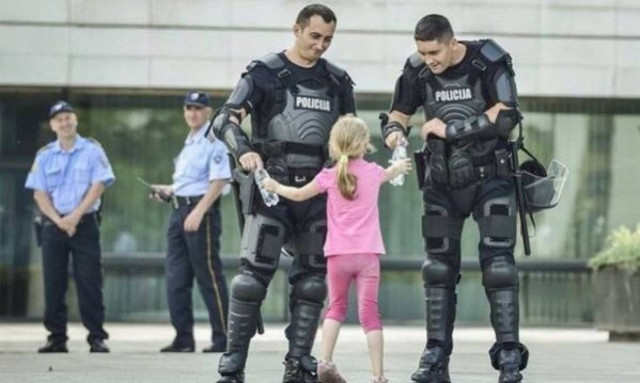 Παιδιά ενάντια στη βία: Οταν η φωτογραφία «πάγωσε» τη στιγμή (εικόνες)