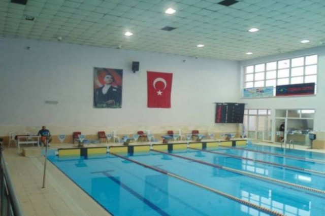 Ελληνόπουλα προπονούνται υπό το... βλέμμα του Κεμάλ Ατατούρκ