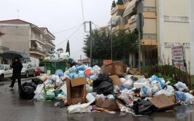 Αναζητούν τη μητέρα που πέταξε το βρέφος στα σκουπίδια