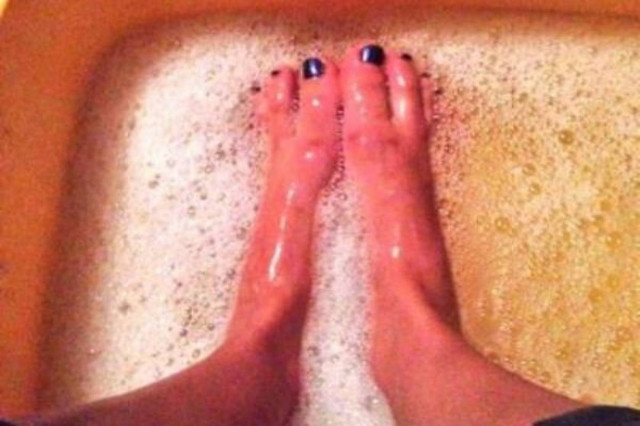 Ποια τραγουδίστρια απολαμβάνει το ποδόλουτρο της;