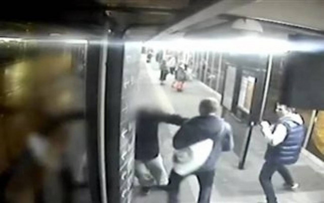 Βίντεο-ΣΟΚ: Του επιτέθηκαν επειδή δεν είχε αυτιά!