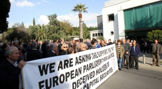 Εξω από τη Κυπριακή Βουλή οι κάτοχοι αξιογράφων