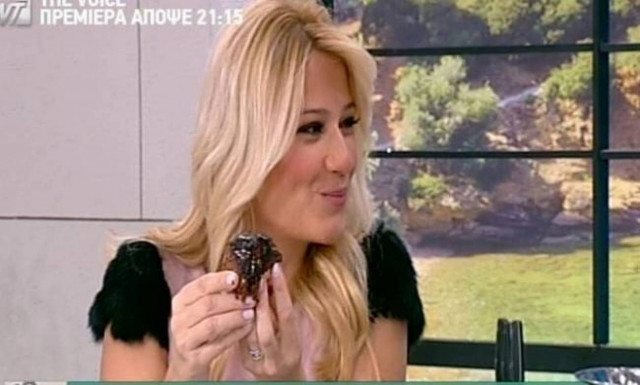 Η Φαίη Σκορδά τρώει και το μωρό της κλωτσάει!