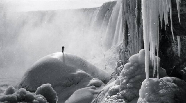Το «πολικό ψύχος» πάγωσε και τους καταρράκτες του Νιαγάρα
