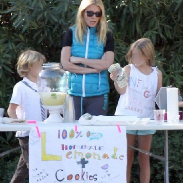 Επιτέλους, η Gwyneth Paltrow κάνει κάτι φυσιολογικό με τα παιδιά της!
