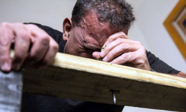 Το κεφάλι αυτού του άντρα είναι από ατσάλι (vid)