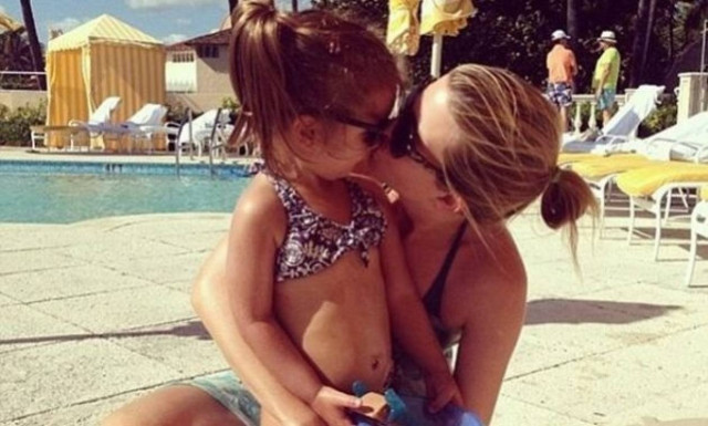 Μαμά και κόρη είναι αχώριστες! Η τρυφερή φωτογραφία τους! (εικόνα)