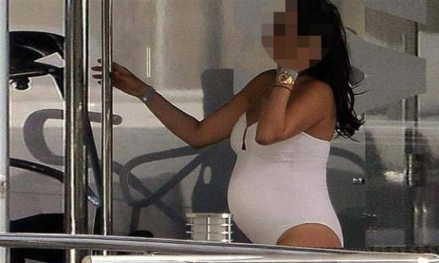 Με λευκό μαγιό, ένα μήνα πριν γεννήσει, κάνει την κρουαζιέρα της