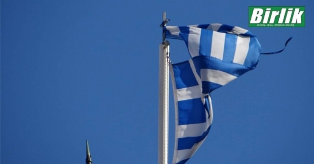 Ντροπή! Ανεμίζει σκισμένη η σημαία μας στο ρολόι της Κομοτηνής