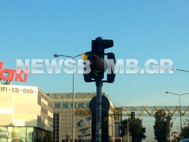 Επικίνδυνο φανάρι σε διασταύρωση στα σύνορα Αιγάλεω-Περιστερίου