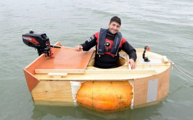 Έφτιαξε πλωτό σκάφος από... κολοκύθες!