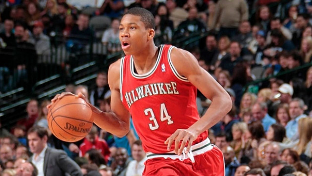 Νταμπλ-νταμπλ ο Αντετοκούνμπο- «Έλουσε» φίλαθλο με μπύρα! (videos)