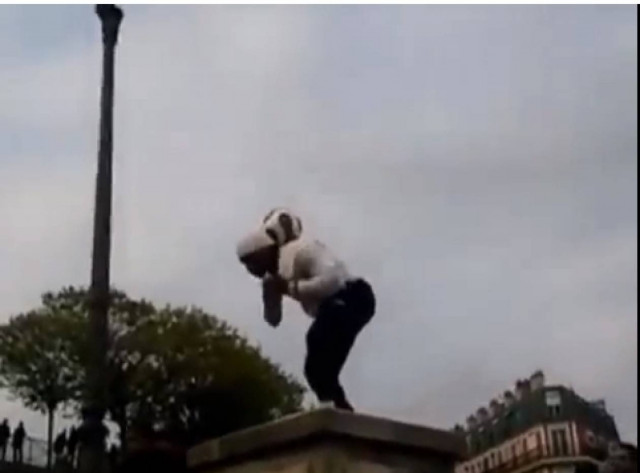 Δείτε τι έκανε για να βγάλει το «ψωμί» του! (video)