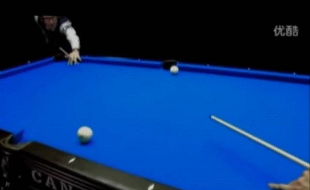 Απίστευτα κόλπα στο τραπέζι του μπιλιάρδου! (βίντεο)