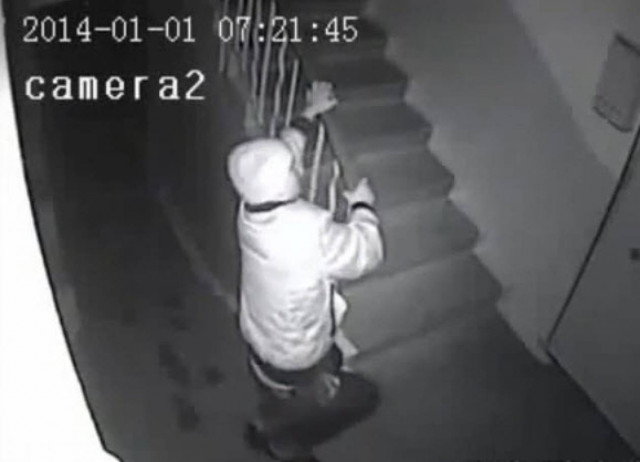 Μετά από την πρωτοχρονιάτικη κραιπάλη... προσπαθεί να ανέβει τα σκαλιά