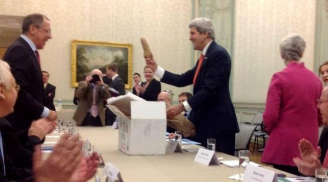 Ο Κέρι έκανε δώρο στον Λαβρόφ δυο…πατάτες