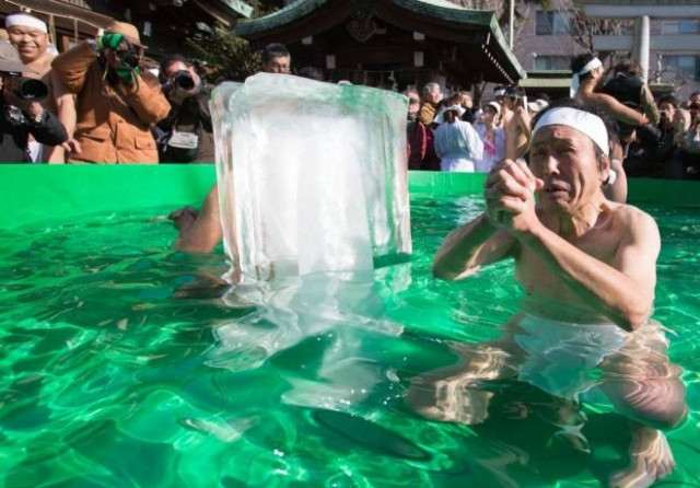 Aγκάλιασε κι εσύ μια παγοκολόνα αν θες να είσαι τυχερός!
