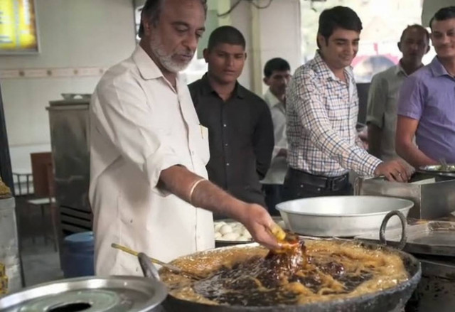 Απίστευτο! Βάζει τα χέρια του σε καυτό λάδι και δεν νιώθει τίποτα!